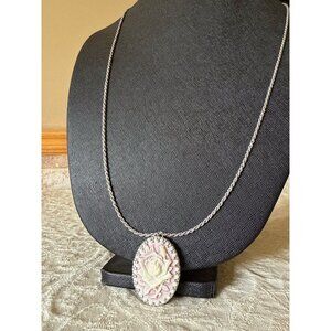 Vintage-Style Rose Cameo Necklace – Pink Resin Floral Pendant with Rope Chain